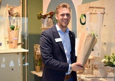 Ivo Peters van Broekhof met hun nieuwe papieren hoes.